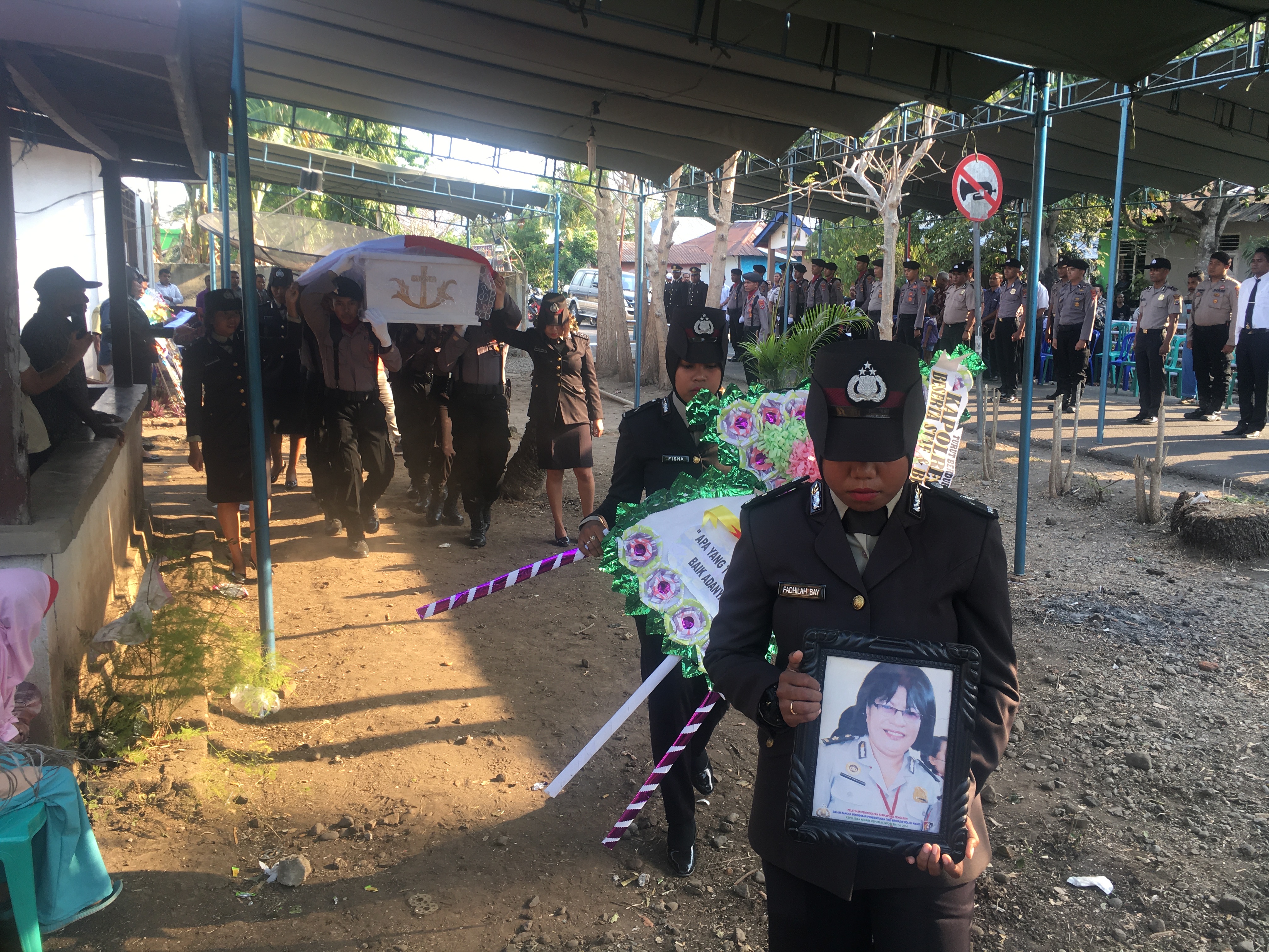 Kabag Ren Polres Alor Pimpin Upacara Pemakaman Almarhumah Purn. Kompol Johana Herliana Ouw