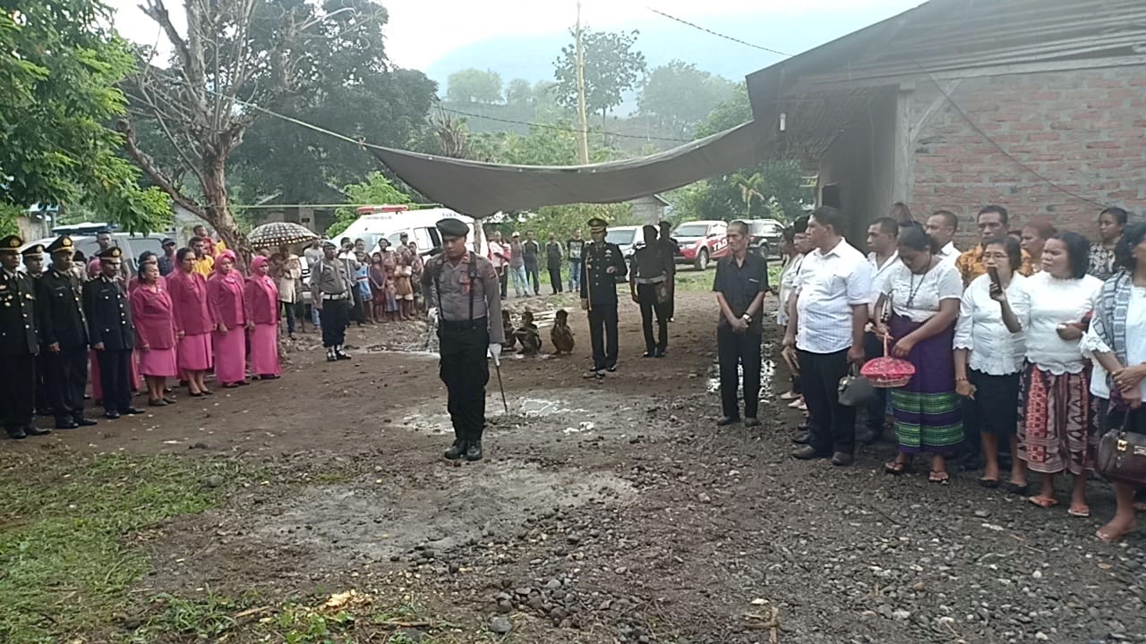 Kapolres Alor Pimpin Pemakaman Purn. Serda Pol. Hendrika Eva Waangsir