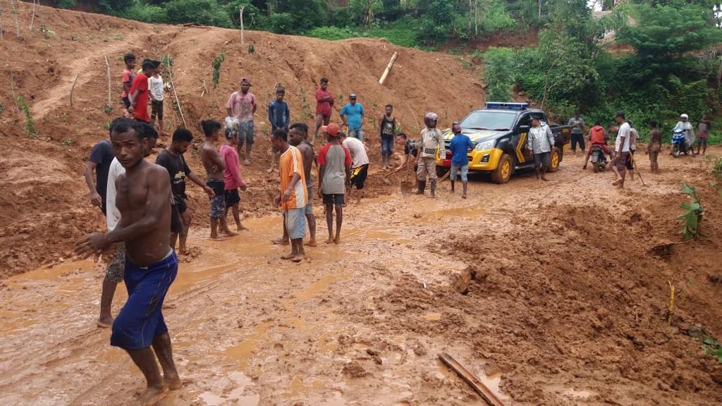 Polsek Alor Selatan Bersama Warga Gotong Royong Membersihkan Jalan yang Tertimbun Lumpur