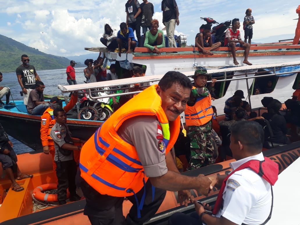 Sat Polair Polres Alor Bantu Evakuasi Penumpang Kapal Motor Ebenheser yang Mengalami Patah pada Kemudi Kapal