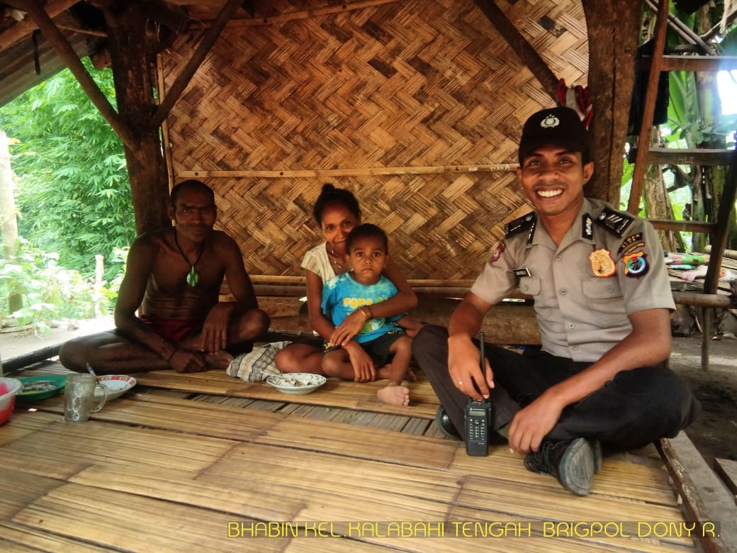 Jalin Kedekatan Dengan Masyarakat, Bhabinkamtibmas Teluk Mutiara Sambang Desa Binaan