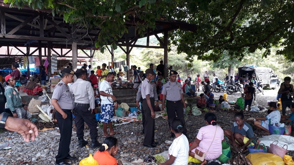 Beri Rasa Aman, Polsek Alor Timur Laksanakan Patroli di Pasar