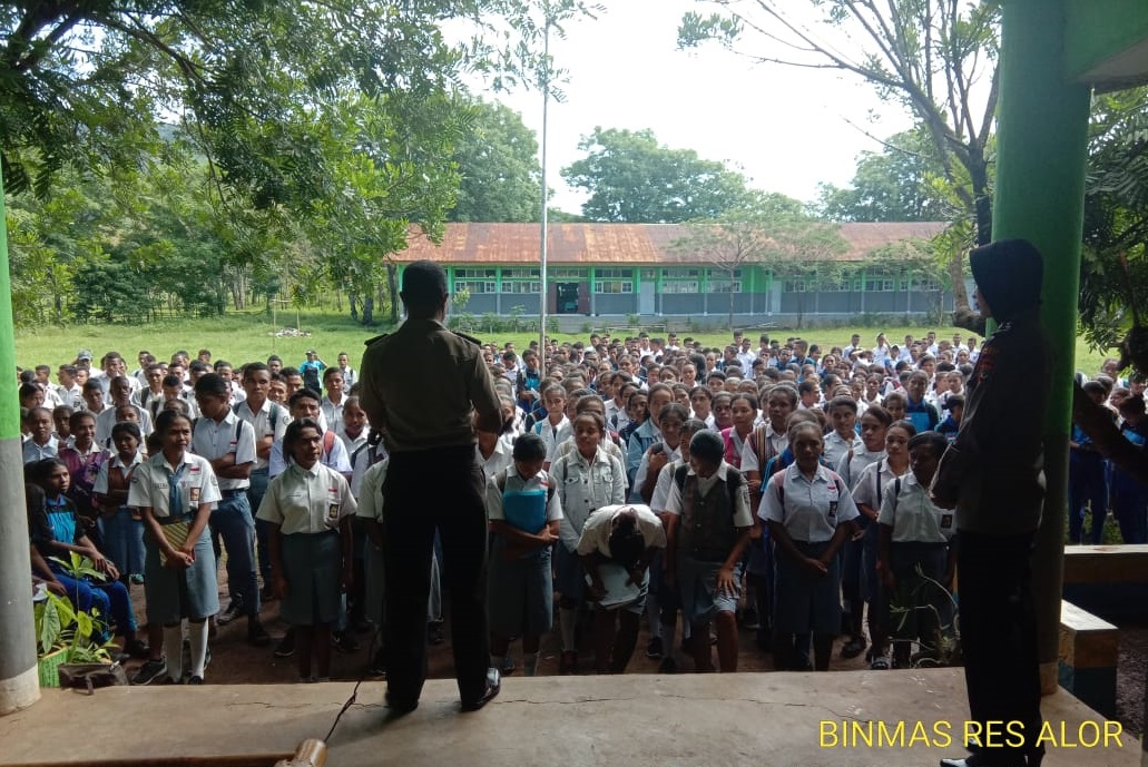 Bijak Bermedia Sosial, Sat Binmas Polres Alor Laksanakan Sosialisasi UU ITE Ke SMA Negeri 02 Mola