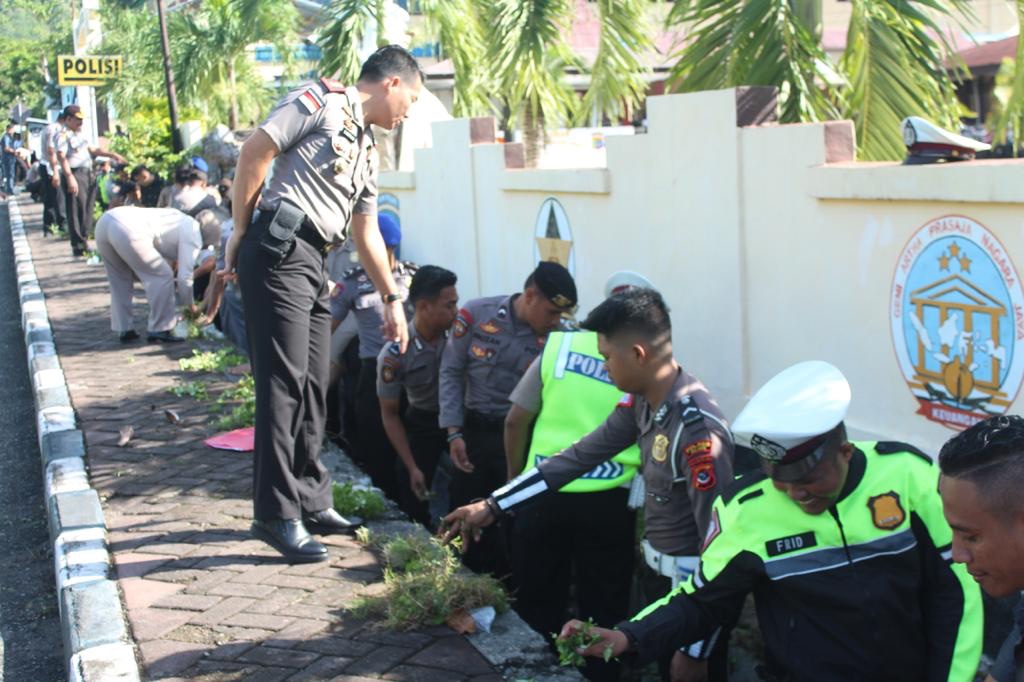 Jaga Kebersihan Mako, Polres Alor Lakukan Kurve Usai Apel Pagi