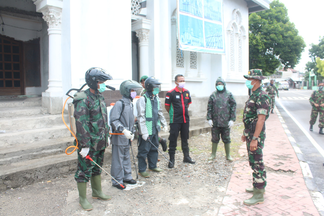 Cegah Covid – 19, Urkes Polres Alor Bersama Anggota TNI Kodim 1622 Alor Laksanakan Penyemprotan Desinfektan Ditempat Ibadah dan Tempat Umum