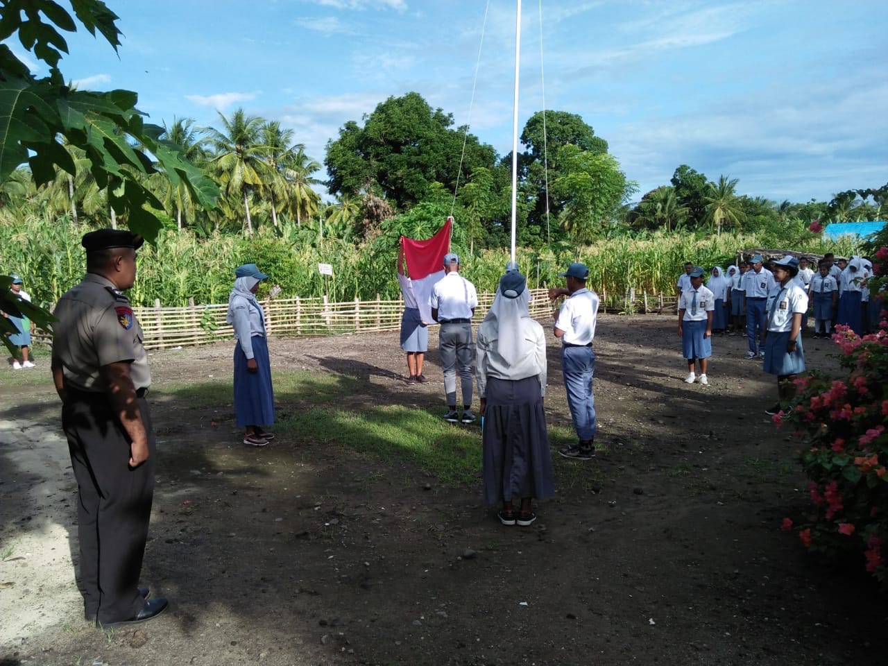 Wujud Kedekatan Polisi Kepada Para Pelajar, Waka Polsek Pantar Jadi Pemimpin Upacara Bendera Di Sekolah