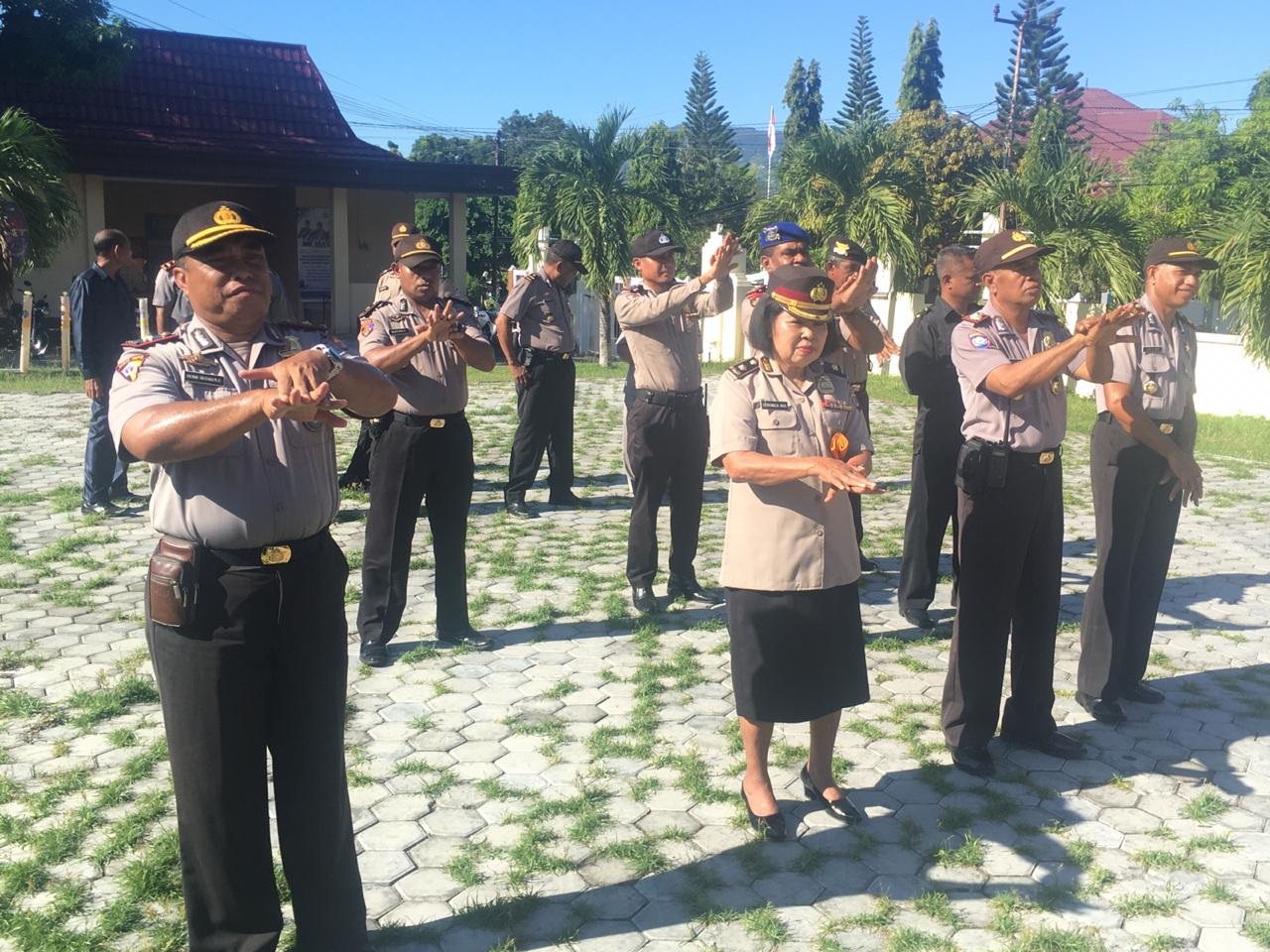 Urkes Polres Alor Sosialisasi Tata Cara Mencuci Tangan Yang Benar Usai Apel Pagi