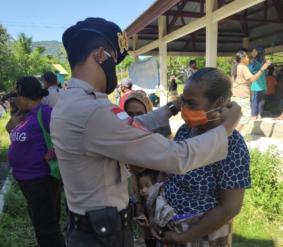 Sambangi Pasar, Tim Gugus Tugas Penanganan Covid-19 Berikan Himbauan Dan Bagikan Masker