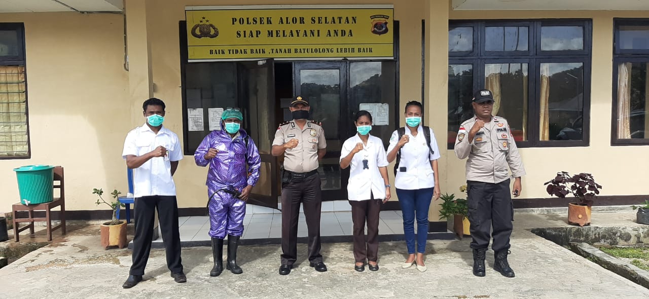 Polsek Alor Selatan Bersama Puskesmas Apui Lakukan Penyemprotan Desinfektan