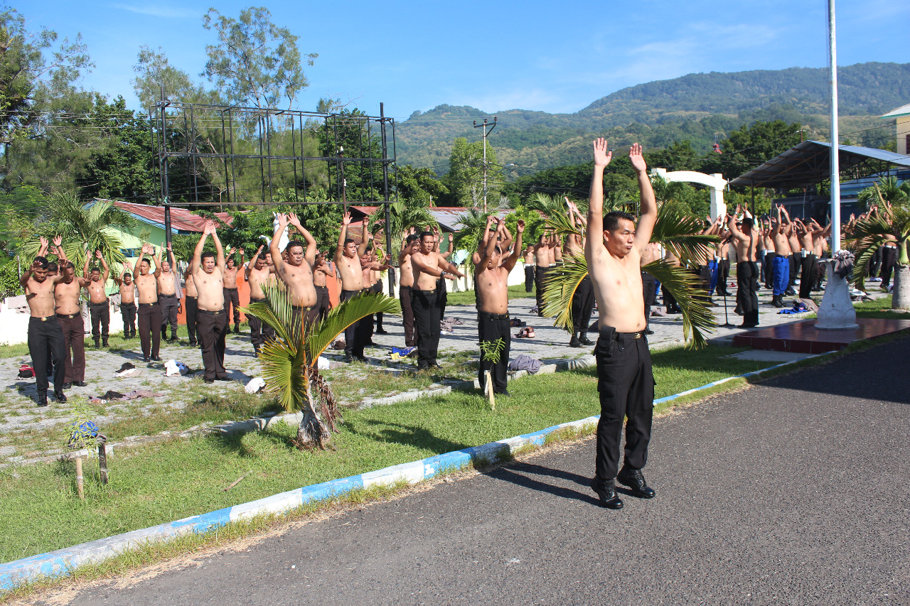 Kapolres Alor Bersama Seluruh Personil Polres Alor Laksanakan Senam AW S3 Usai Apel Pagi