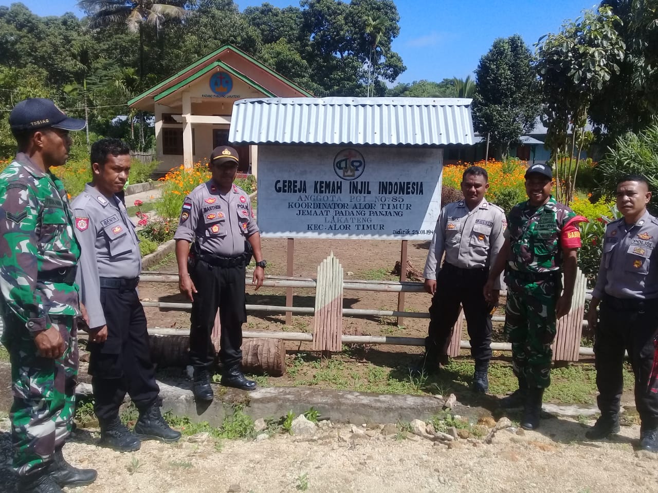 Patroli Gabungan Dari TNI Dan POLRI Guna Berikan Himbauan Pencegahan Virus Covid – 19 Kepada Masyarakat