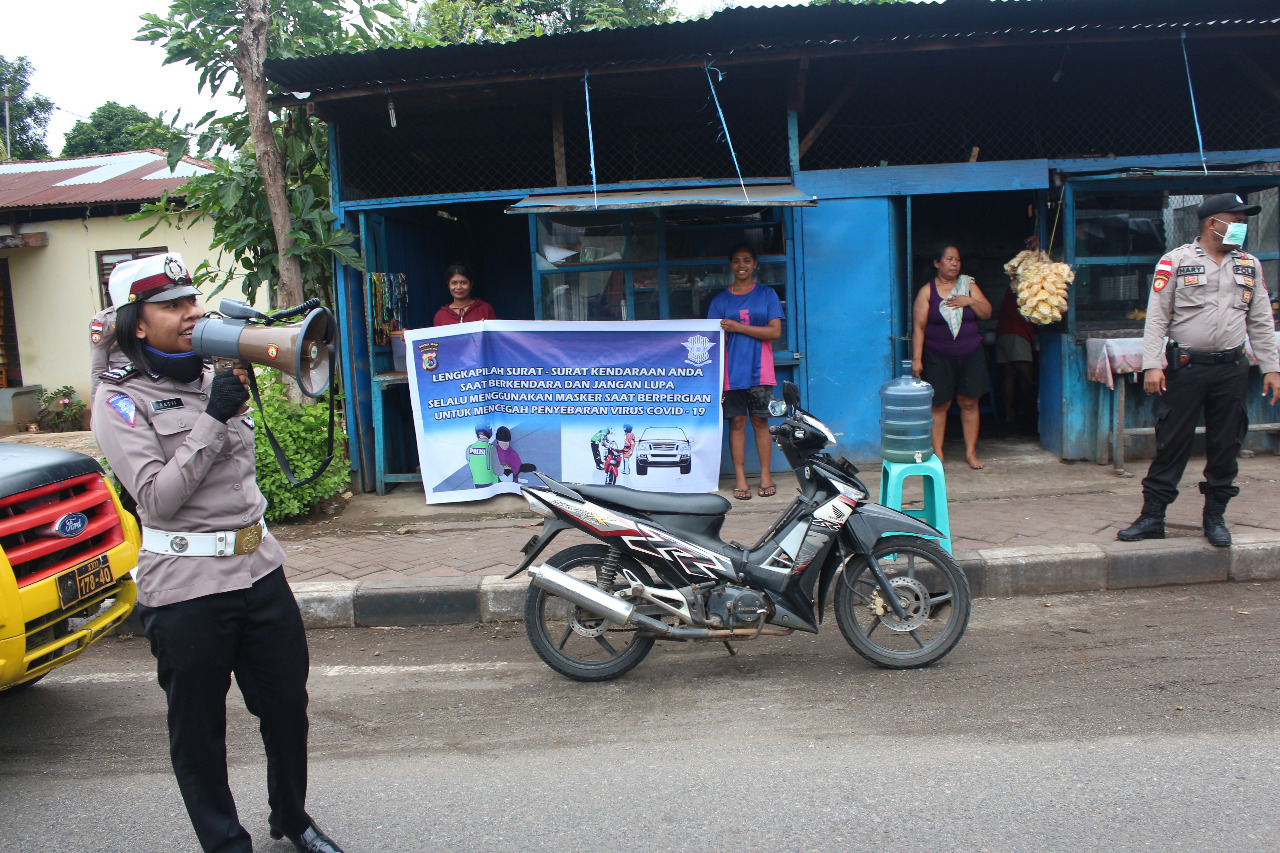 Operasi Keslamatan 2020, Polres Alor Bagikan Pamflet Imbauan Cegah Penyebaran Covid-19