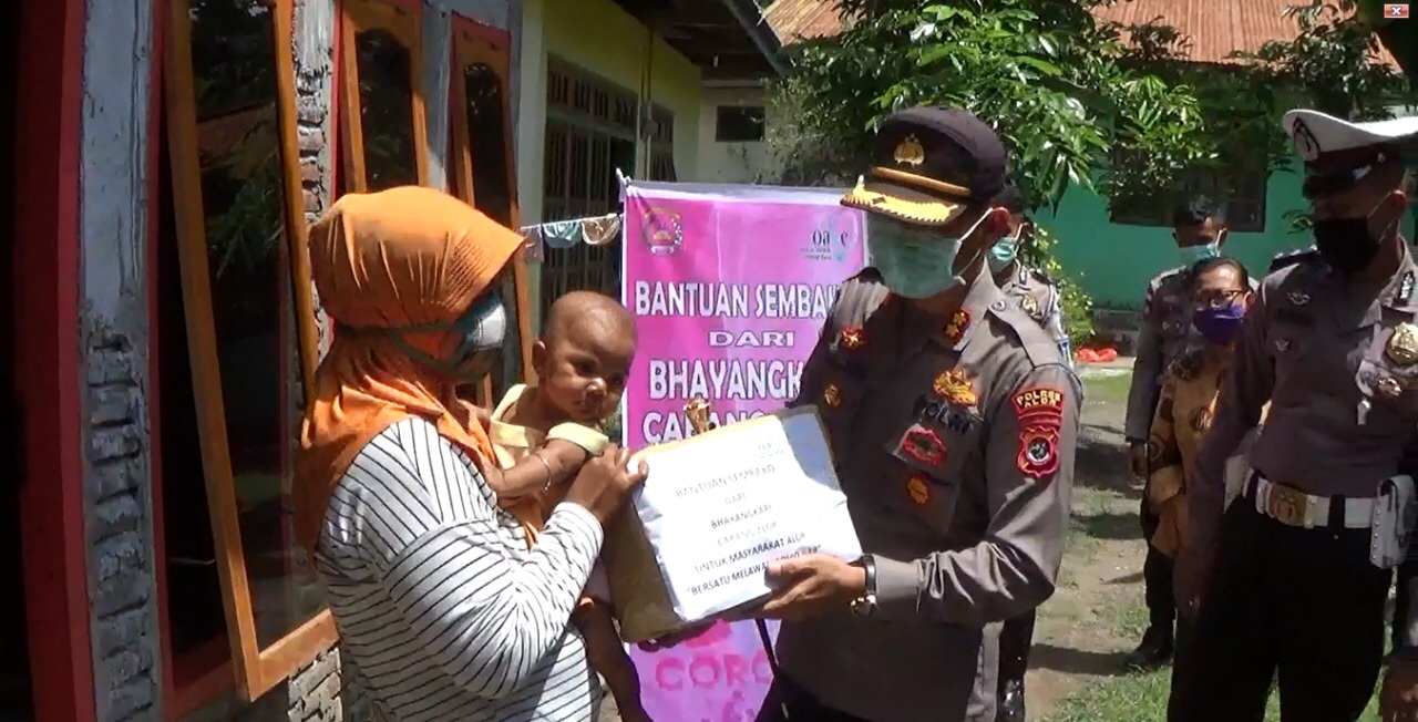 Peduli Sesama, Polres Alor Bersama Bhayangkari Cabang Alor Bagikan Sembako Dan Masker