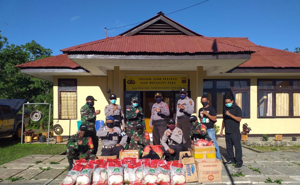 Polsek Alor Selatan Bersama Koramil 1622-04 Apui Bagikan Bantuan Sembako Dan Masker Kepada Warga Sekitar